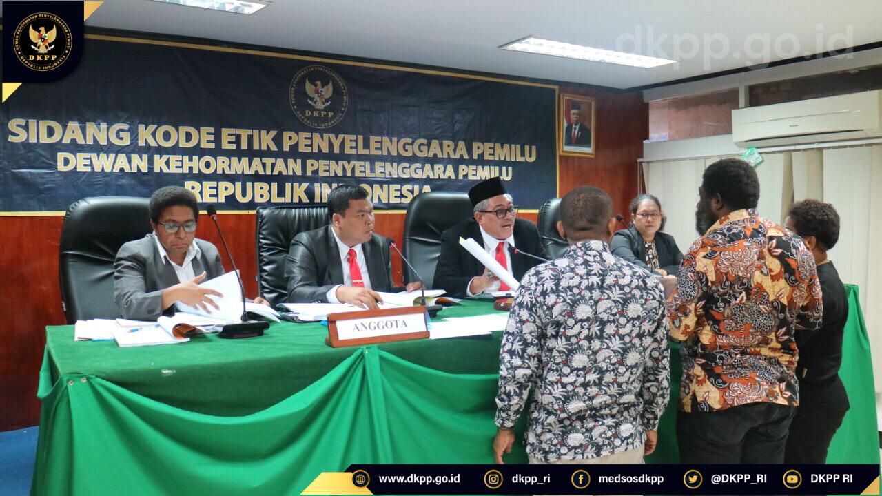 Ketua Dan Anggota KPU Mamberamo Raya Saling Bantah Dalam Sidang DKPP