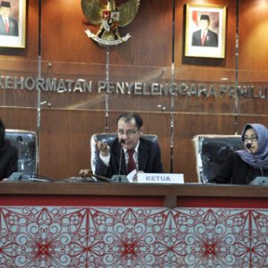 38_2 Majelis saat memeriksa Pengadu