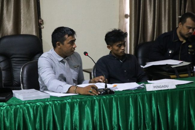 Pengadu dari perkara ini adalah Sudarton. Ia melaporkan adanya dugaan pelanggaran kode etik oleh KPU dan Bawaslu  Kabupaten Wakatobi terkait lolosnya sejumlah bakal calon legislatif (bacaleg) ke dalam Daftar Calon Tetap (DCT) DPRD Kabupaten Wakatobi.