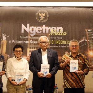 Penyerahan Buku dari Penulis kepada Penanggap