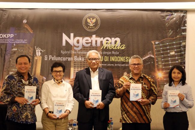 Penyerahan Buku dari Penulis kepada Penanggap