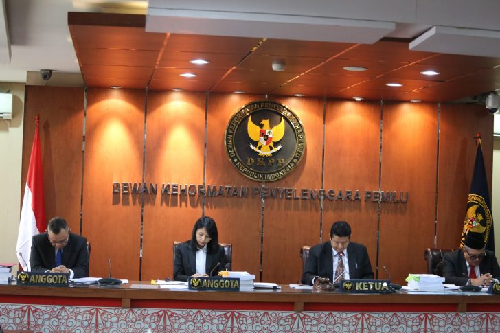 Sebelum Sidang Dimulai Ketua Majelis Ajak Pengunjung Sidang Heningkan Cipta