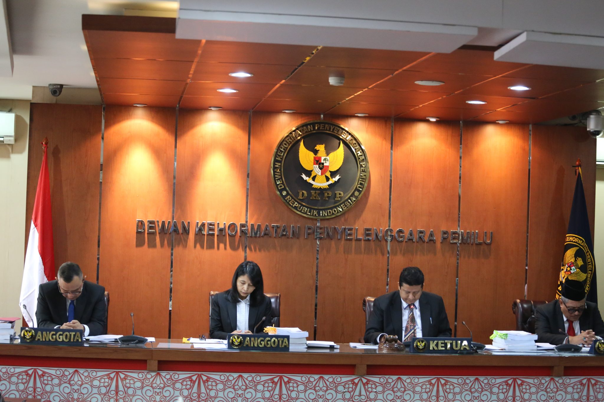 Sebelum Sidang Dimulai Ketua Majelis Ajak Pengunjung Sidang Heningkan Cipta