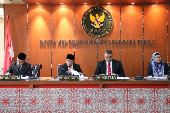 27. Ketua KPU Kota Bekasi Diperiksa DKPP