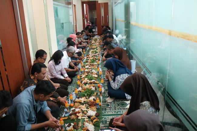 Munggahan, Pimpinan dan Staf Makan Bersama Beralaskan Daun Pisang