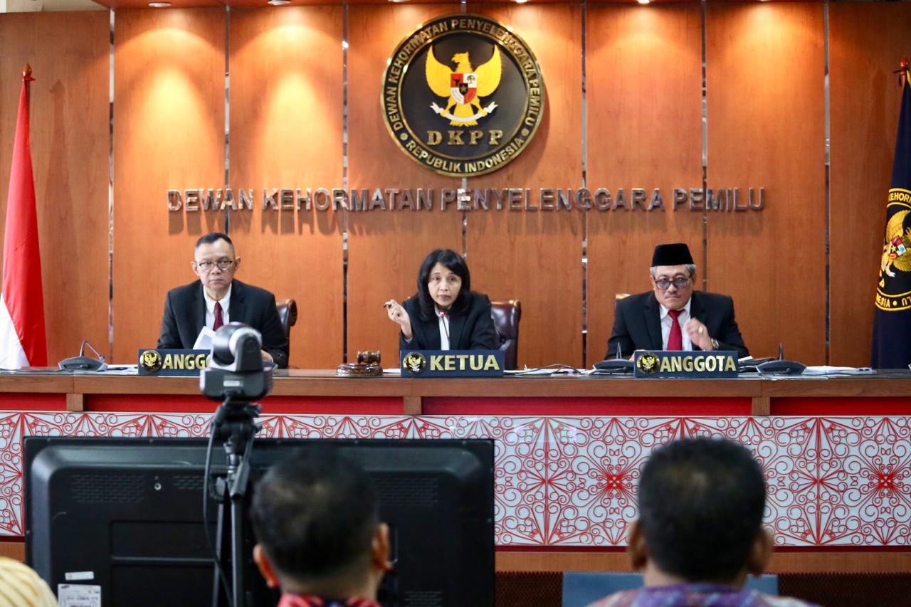 13 Penyelenggara Pemilu Jalani Sidang Pemeriksaan _1