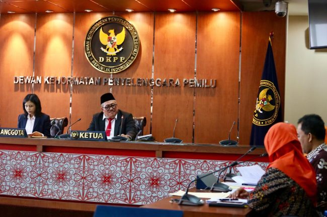 Sidang Ketua dan Anggota KPU Jateng_cover