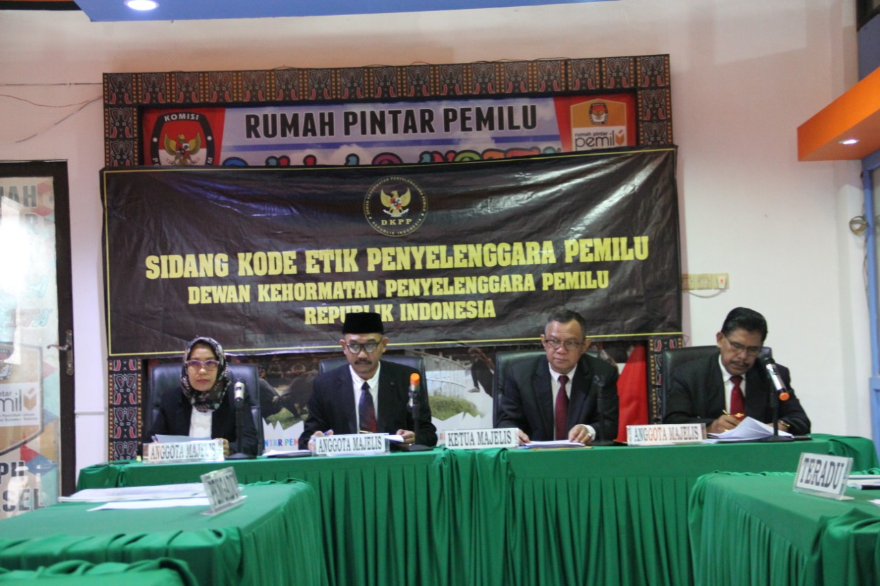 19. Sidang KPU & Bawaslu Kab.Sindrap_Majelis