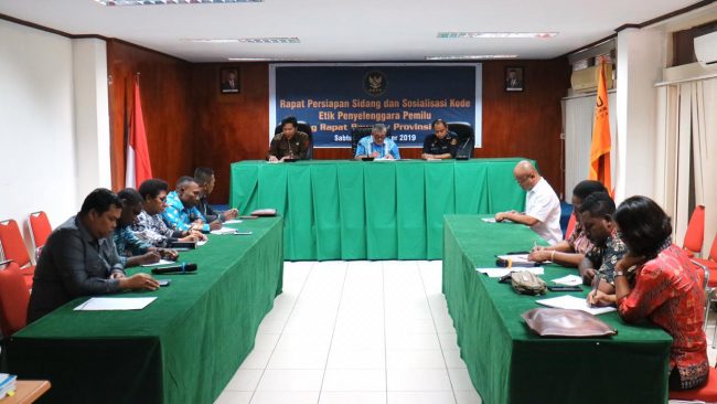 Foto Prof. Prof Teguh Prasetyo memberikan saran saat bersidang di DKPP