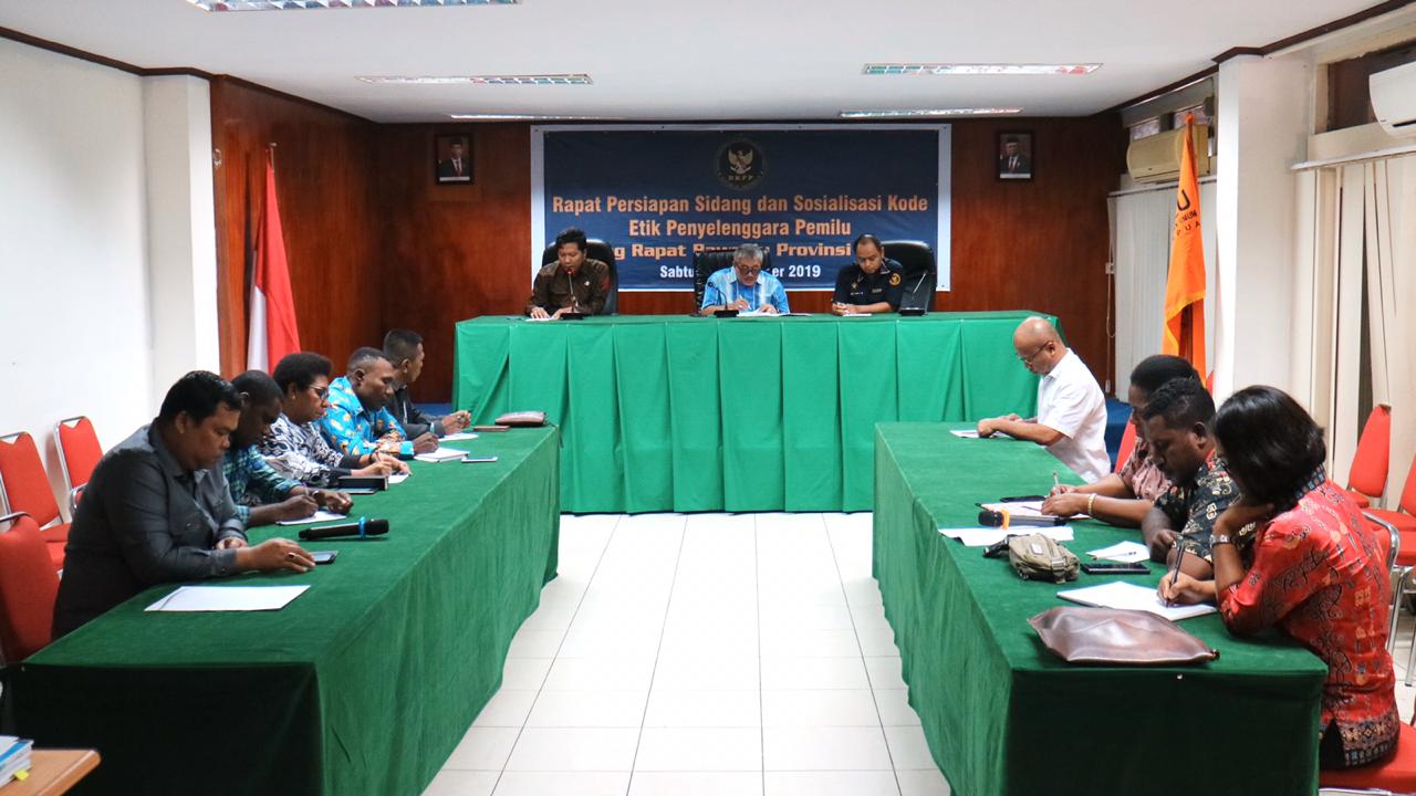 Foto Prof. Prof Teguh Prasetyo memberikan saran saat bersidang di DKPP