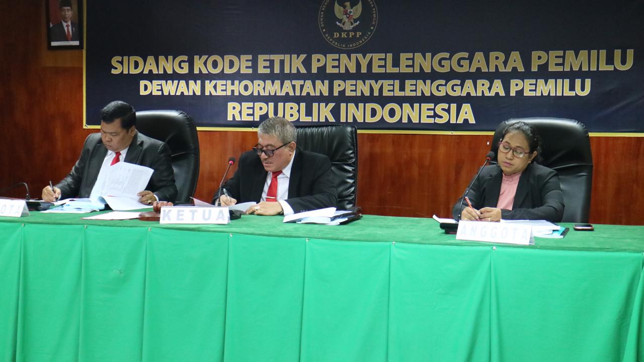 ketua majelis Prof Teguh Prasetyo, dan Anggota Majelis Tim Pemeriksa Daerah Provinsi Papua: Feggie Y. Wattimena (unsur masyarakat), dan Amandus Situmorang (unsur Bawaslu).