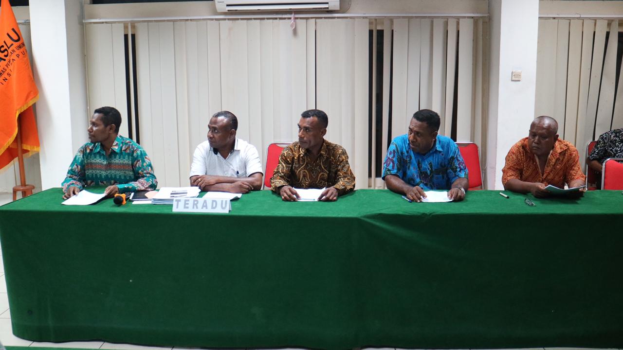 Foto para Teradu, Ketua dan Anggota KPU Kabupaten Waropen yakni Silas Yulianus Buinei,