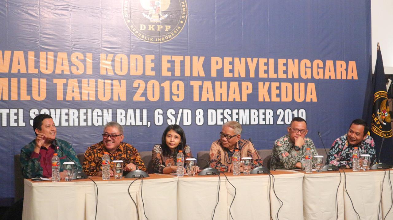 Ketua dan Anggota DKPP memberikan arahan