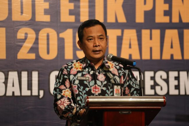 sekretaris dkpp memberikan laporan
