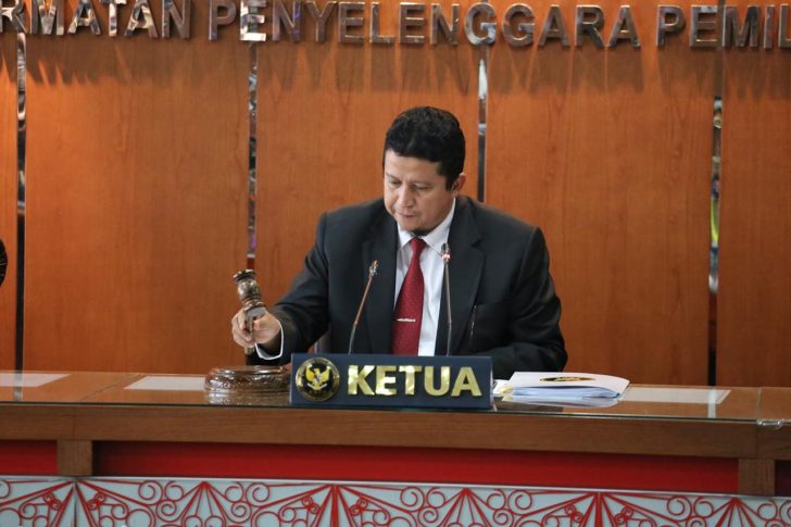 31. Prof. MH Ketok Palu Sidang