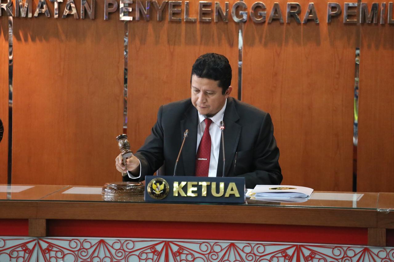 31. Prof. MH Ketok Palu Sidang