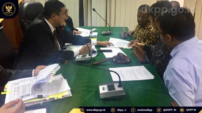 21. Majelis Hakim Mengkonfirmasi Alat Bukti Pada Sidang Kode Etik KPU Kab. Puncak