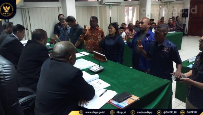 21. Saksi Saat Memberikan Keterangan Pada Sidang Kode Etik KPU Kab. Mimika