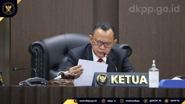 4. Sidang Putusan 4 Nov 2020_Ketua Majelis