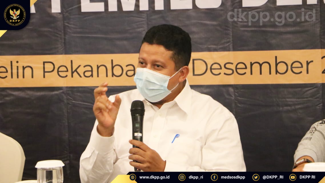 2. Prof. Muhammad Ngetren Riau