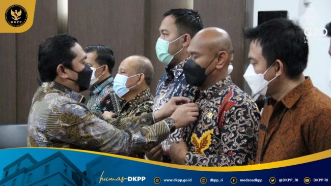 pemasangan lencana dkpp