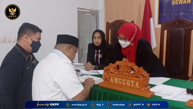 Pengadu melihat bukti dalam sidang 33