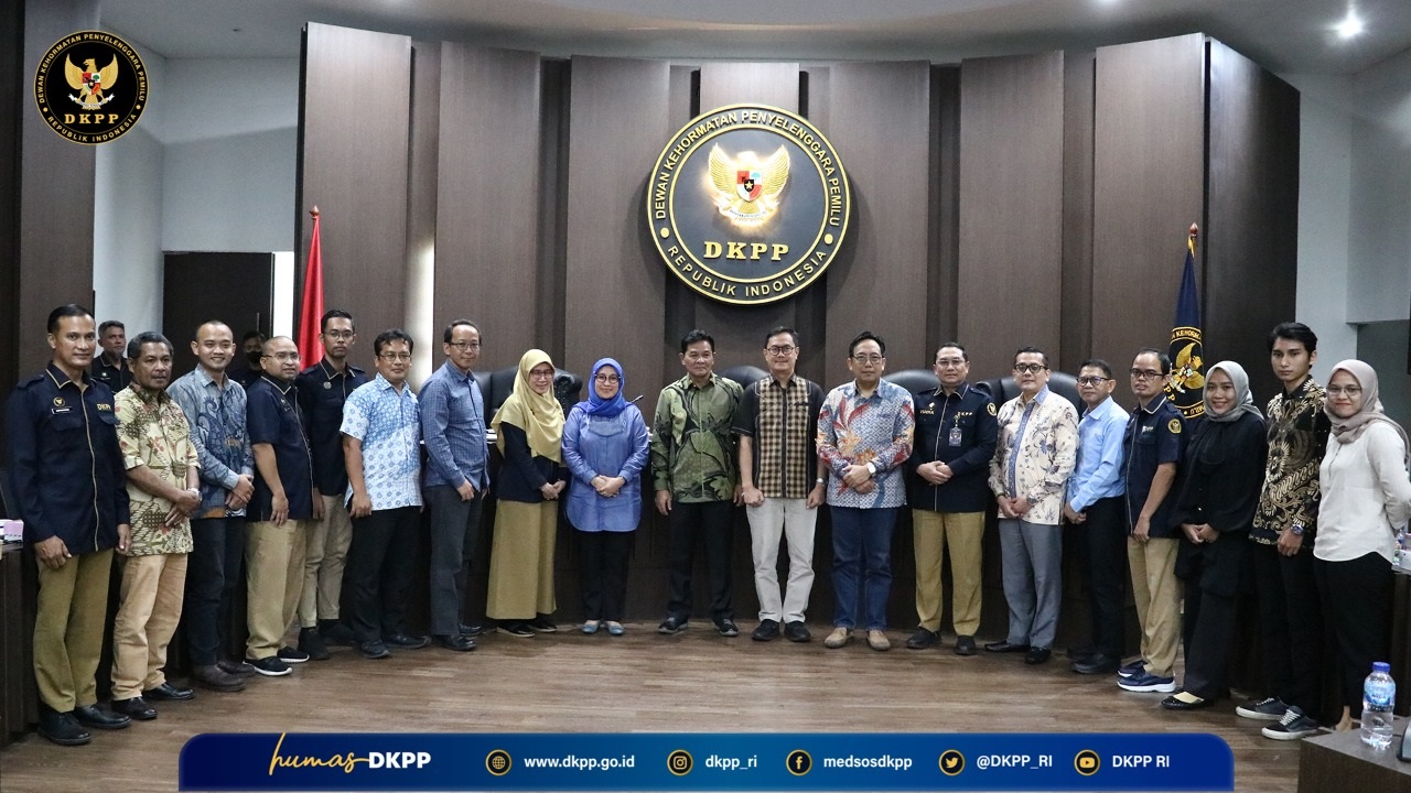 Sekretariat DKPP Serahkan SK Kepada 15 Tenaga Ahli DKPP – DKPP RI ...