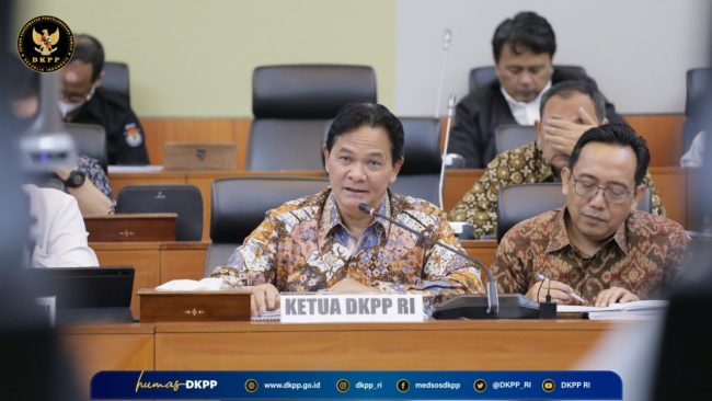 Ketua DKPP Heddy Lugito dan Anggota DKPP I Dewa Kade Wiarsa Raka SandiRDP 120423
