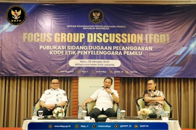 Sekretaris DKPP David Yama, Ketua DKPP Heddy Lugito, dan Anggota DKPP M. Tio Aliansyah