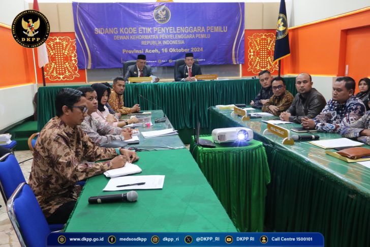 Sidang perkara No. 189-PKE-DKPP/VIII/2024 yang diadakan secara hibrida di Ruang Sidang DKPP dan Kantor Panwaslih Provinsi Aceh